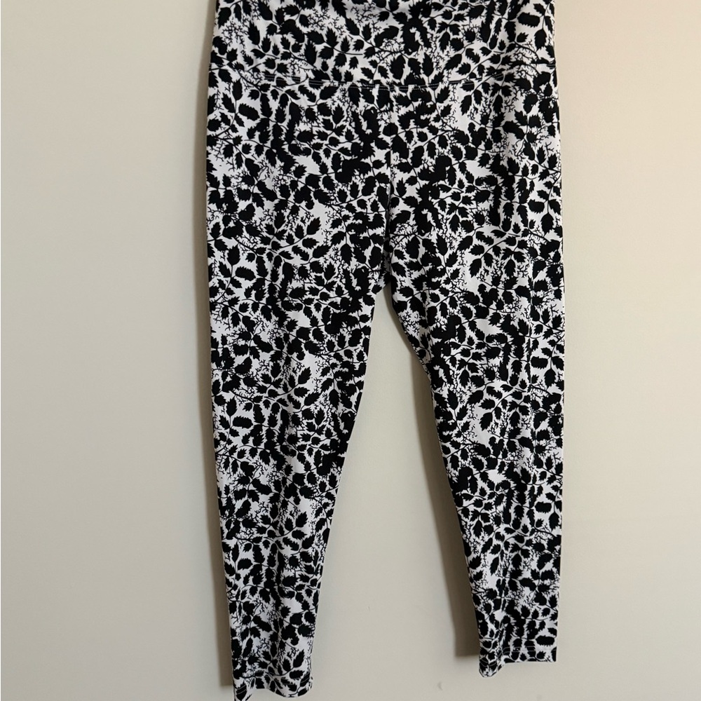 Lyssé XL High Rise Pull-On Leggings Black White Print Style 2002